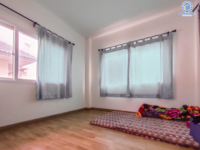 *****บ้านเดี่ยวมือสองย่านนนทบุรี ม.จิรกานต์1 บางบัวทอง-ไทรน้อย บนเนื้อที่จัดเต็ม 50.6 ตร.ว. ฟังก์ชัน 4 ห้องนอน 2 ห้องน้ำ 1 ที่จอดรถ บ้านสวย พร้อมเข้าอยู่ แถมฟรี! 2 เครื่องปรับอากาศ 1 เครื่องทำน้ำอุ่น บนทำเลเดินทางสะดวก ใกล้เซ็นทรัลเวสต์เกต, ทางด่วน "ศรีรัช" และรถไฟฟ้า "สถานีคลองบางไผ่"